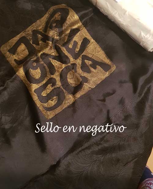 Sello hanko en negativo, letras transparentes y fondo en tinta