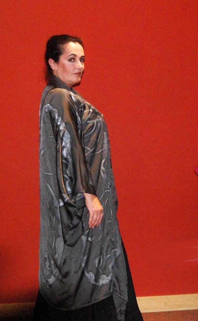Kimono en satén pintado a mano como vestuario de teatro