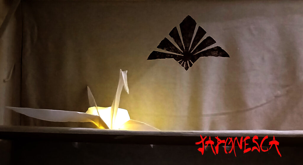 Figura de origami luminosa sobre kakedana